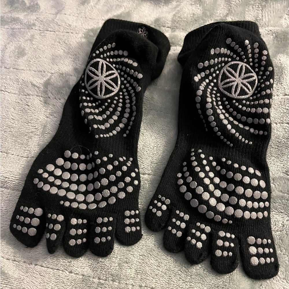 ***Black & gray grip yoga socks.